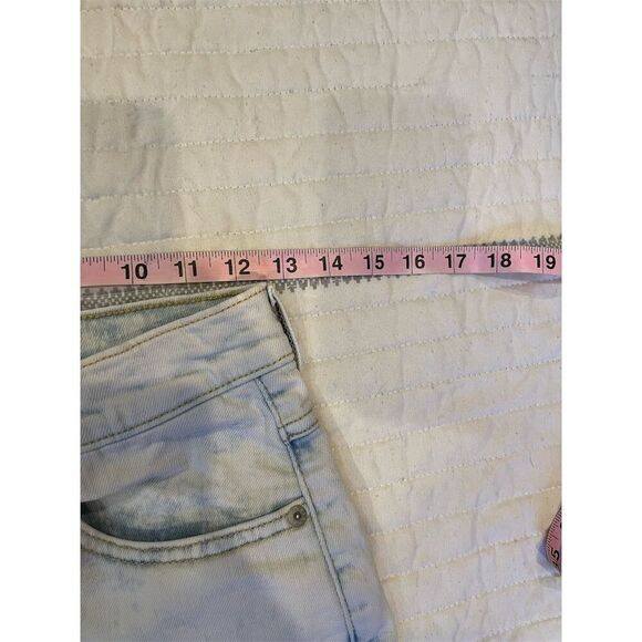 Levi's Women's White Washed Denim Mom Shorts Size 27 Rolled Hem - Picture 2 of 9